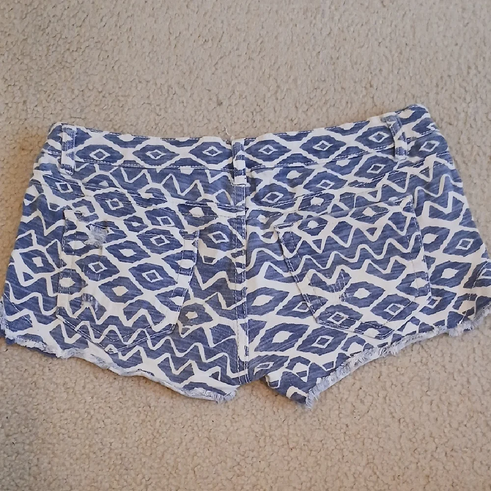 Rue21 Geometric Blue & White Jean Shorts Women's 5/6